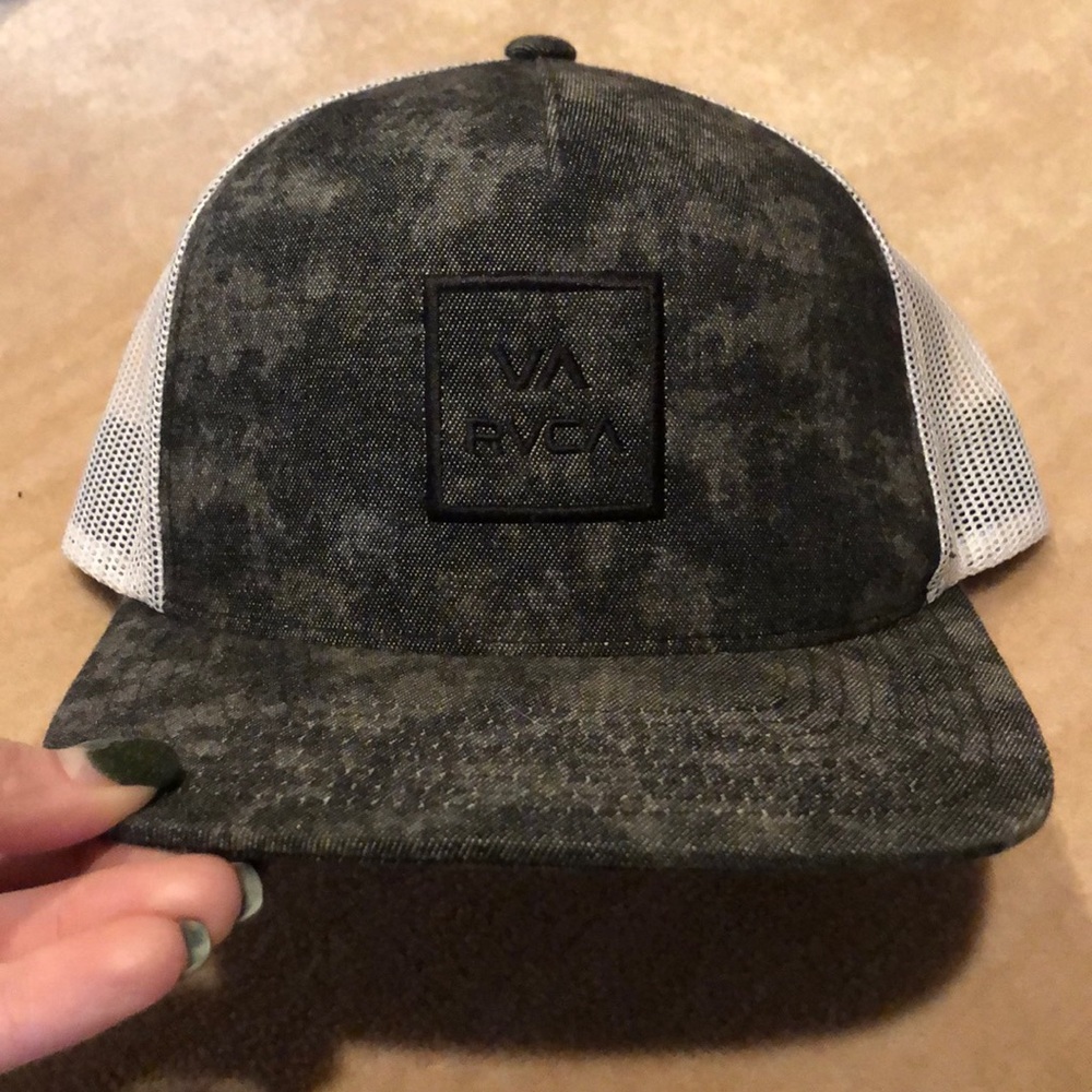 Adjustable flat bill hat, clean